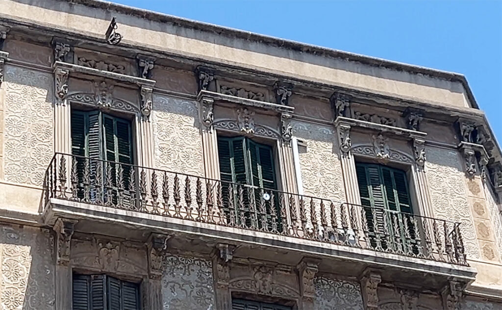 この街では壁すら自己主張する。