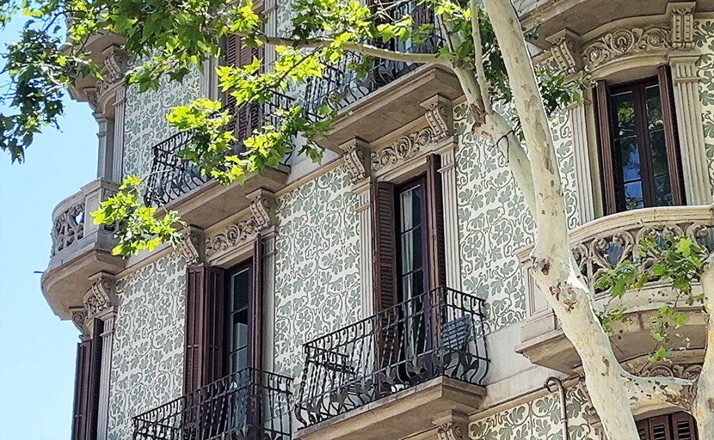 この街では壁すら自己主張する。