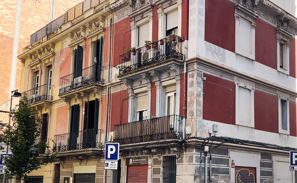 この街では壁すら自己主張する。