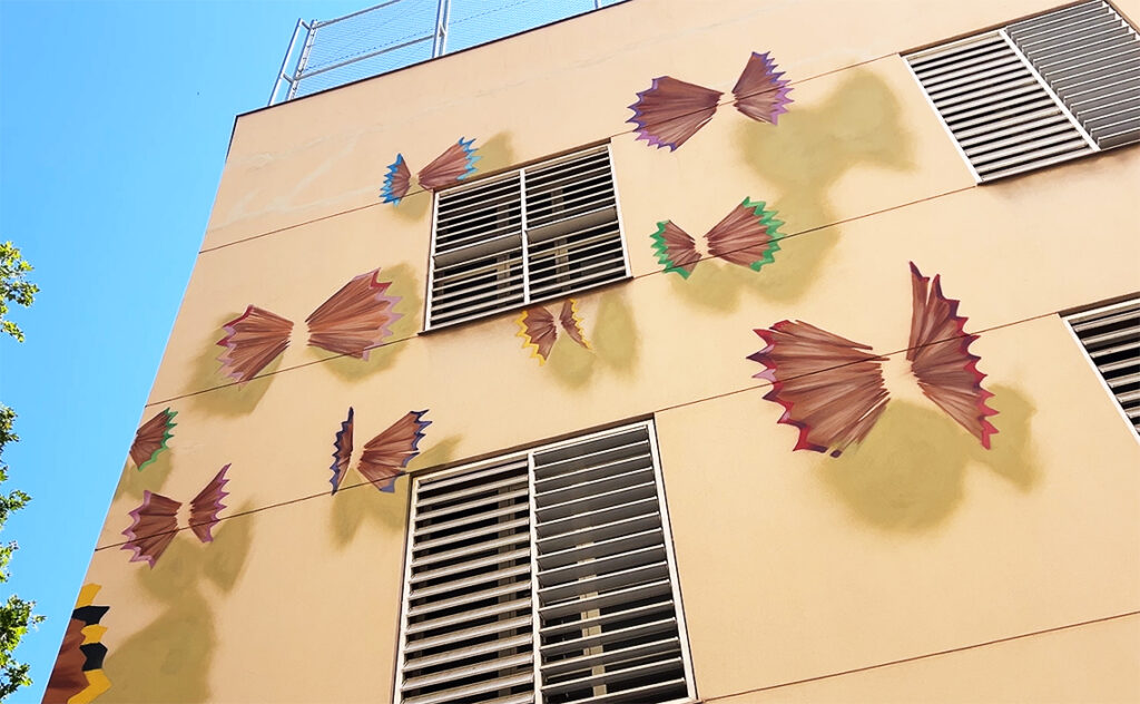 この街では壁すら自己主張する。