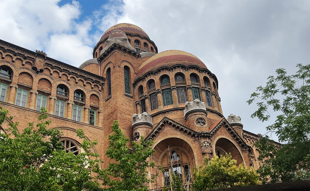 バルセロナ（Barcelona）サン・パウモダニズム区域のサン・パウ病院　赤茶色のレンガを主体とし複数の円形ドームを持つ巨大なパビリオンの全景