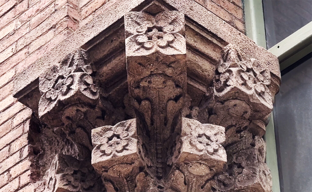 バルセロナ（Barcelona）サン・パウモダニズム区域のサン・パウ病院　建物の角を支える石彫の装飾部分