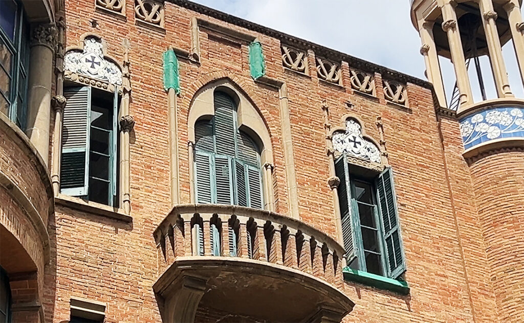 バルセロナ（Barcelona）サン・パウモダニズム区域のサン・パウ病院　レンガの壁面に配置されたバルコニーと窓のディテール