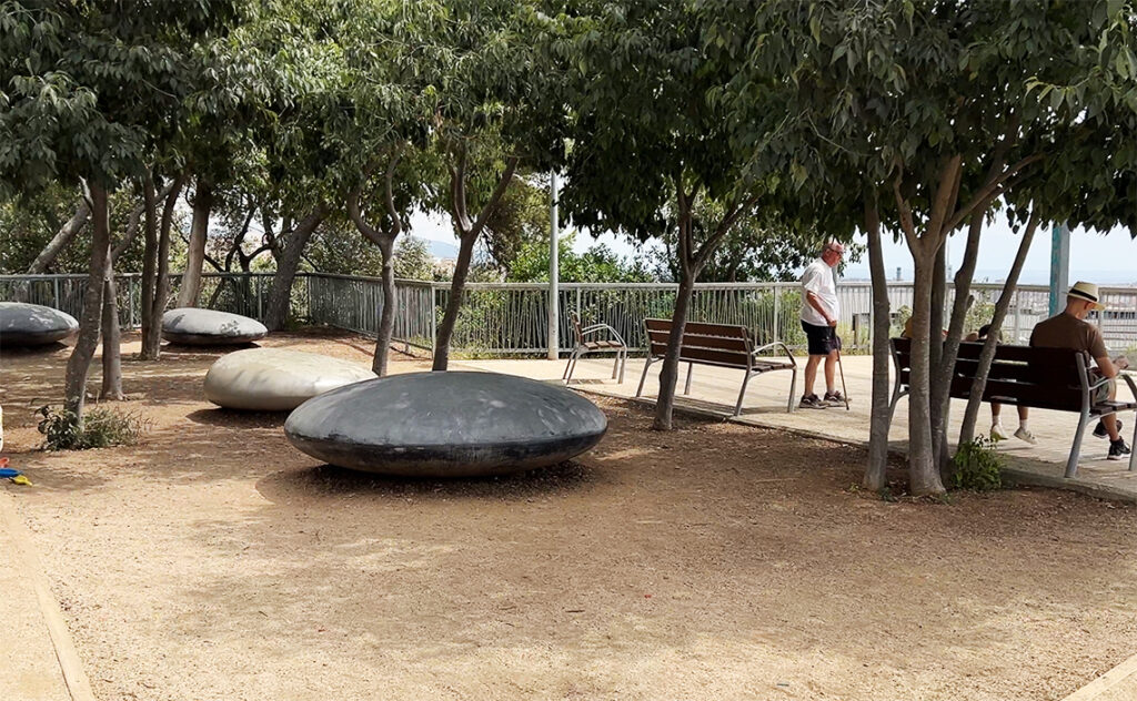 バルセロナ（Barcelona）ジャルディン・デル・ドクター・プラ・イ・アルメンゴル（Jardins del Doctor Pla i Armengol）碁石のようなベンチ