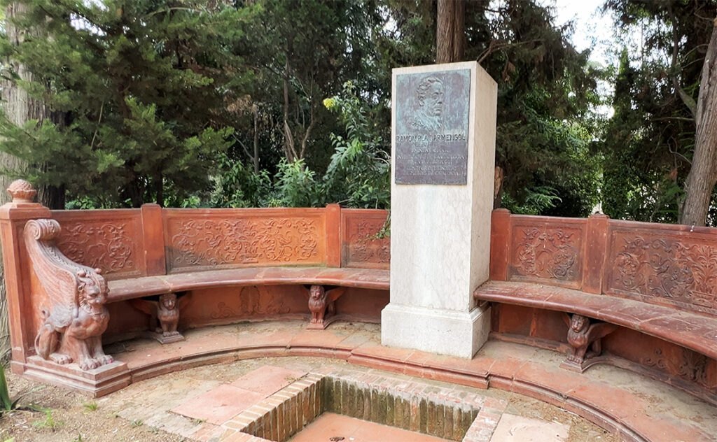 バルセロナ（Barcelona）ジャルディン・デル・ドクター・プラ・イ・アルメンゴル（Jardins del Doctor Pla i Armengol）肖像が刻まれた記念碑と赤土色のテラコッタ製ベンチ