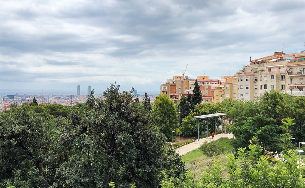 バルセロナ（Barcelona）ジャルディン・デル・ドクター・プラ・イ・アルメンゴル（Jardins del Doctor Pla i Armengol）住宅街と地中海方面の景色が混ざり合う公園からの眺望
