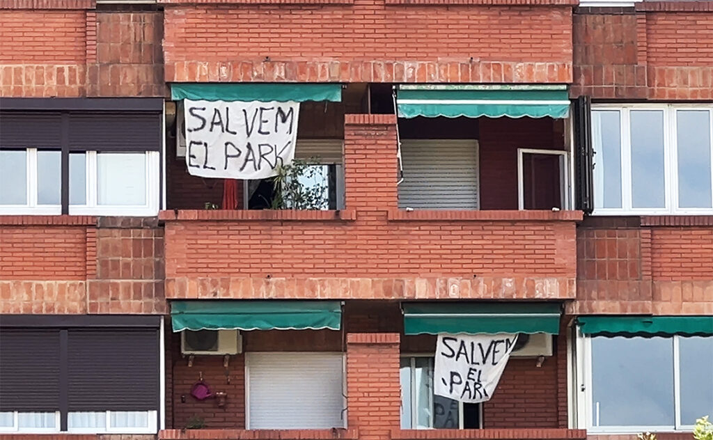 この街では壁すら自己主張する。