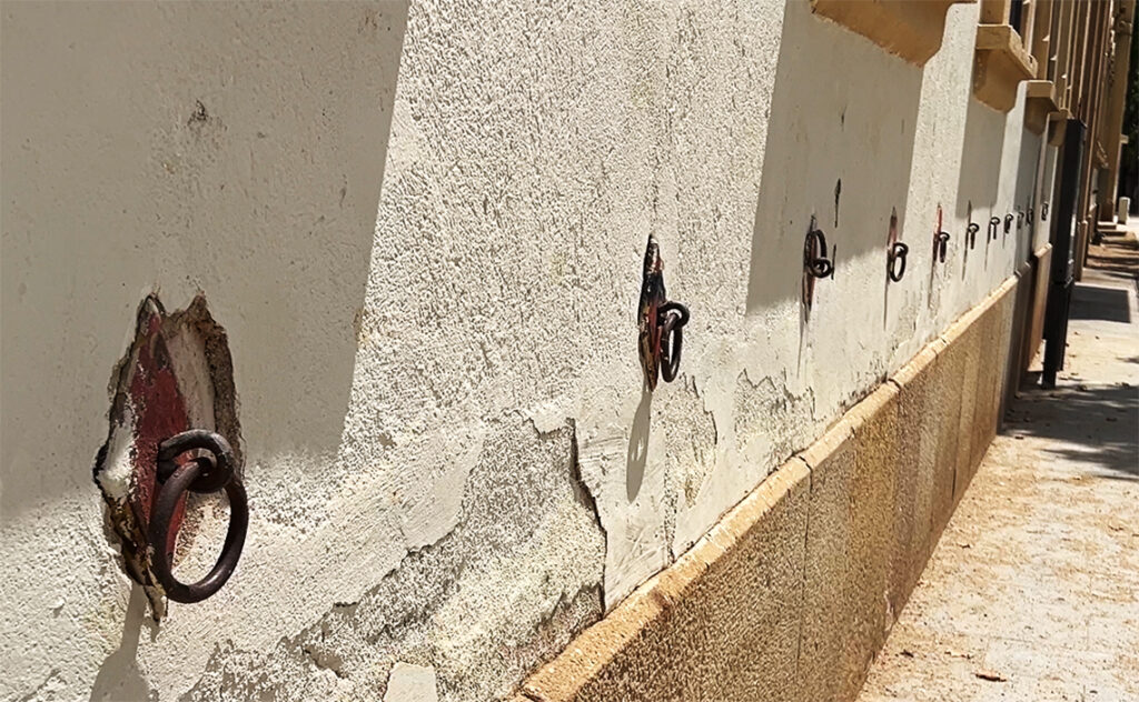 バルセロナ（Barcelona）バイ・グイナルド＝カン・バロ社会サービスセンター（Centre de Serveis Socials Baix Guinardó-Can Baró）外壁の漆喰が剥がれ落ちた部分に残る、かつて馬の手綱を繋ぐために使用されたと思われる鉄製のリング