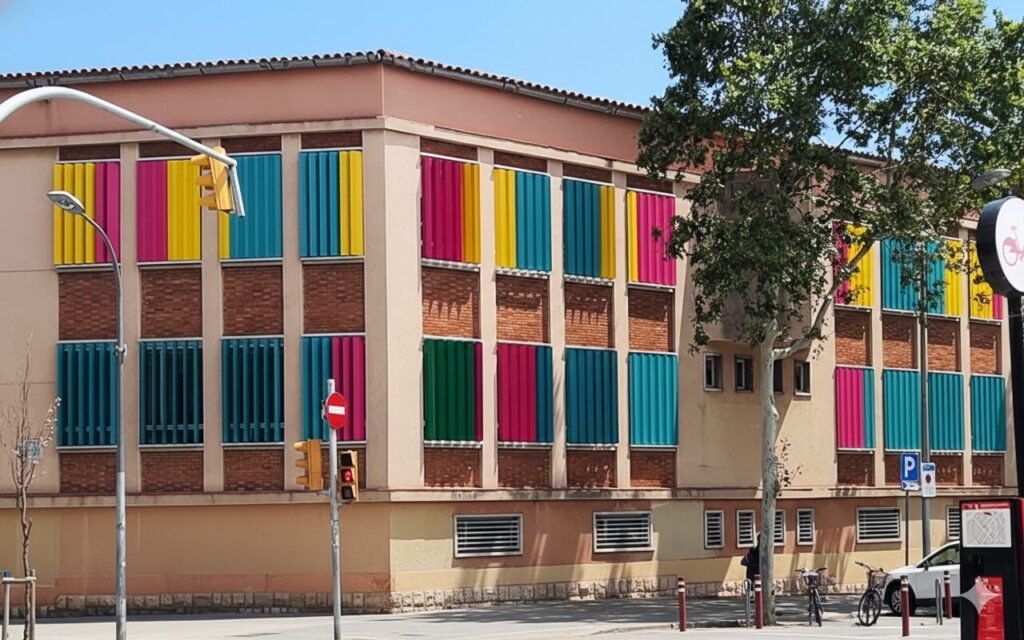 この街では壁すら自己主張する。