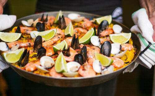 スペイン バルセロナ（Spain Barcelona） パエリア（Paella）：新鮮な魚介や鶏肉を使用した米料理で、バルセロナでは地中海の幸をふんだんに使った海鮮パエリアが特に有名です。