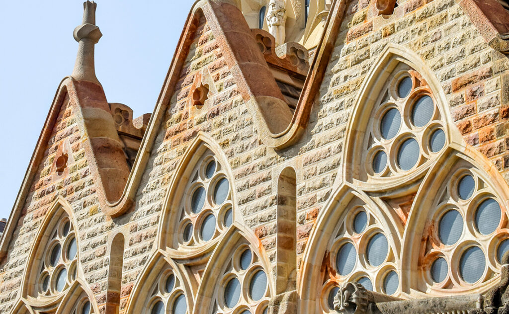 サグラダ・ファミリア（Basílica de la Sagrada Família） バルセロナ(Barcelona) 外壁部分に見られる連続した窓の意匠。
