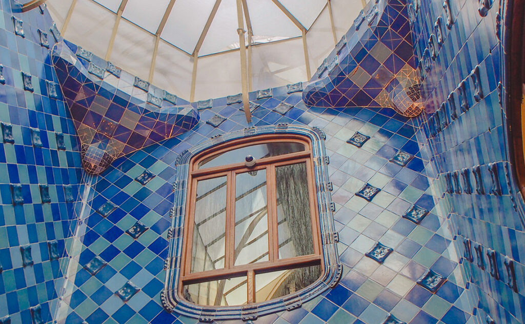 カサ・バトリョ（Casa Batllo） バルセロナ(Barcelona) 光庭と呼ばれる吹き抜け部分であり、上部から下部へ向けてタイルの青色の濃淡を変化させて採光を調節している。