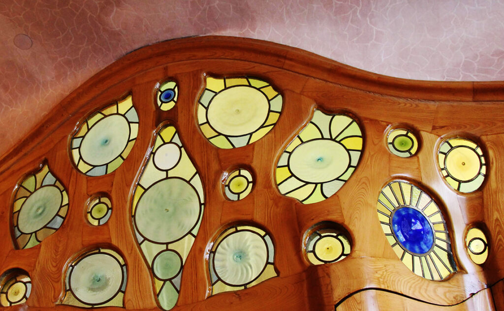 カサ・バトリョ（Casa Batllo） バルセロナ(Barcelona) 一階のサロンにある木製の建具と色鮮やかなステンドグラスの装飾。