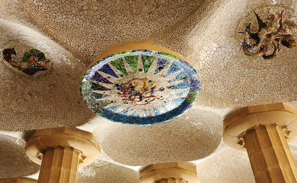 カサ・バトリョ（Casa Batllo） バルセロナ(Barcelona) 地階部分の天井に施されたトレンカディスという手法による破砕タイルのモザイク装飾