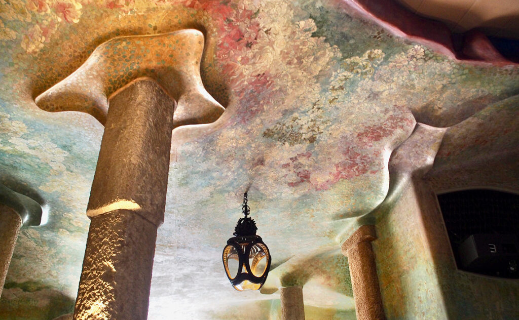 カサ・バトリョ（Casa Batllo） バルセロナ(Barcelona) 天井一面に描かれたフレスコ画と独特の形状をした柱の接合部