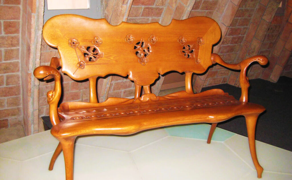 カサ・バトリョ（Casa Batllo） バルセロナ(Barcelona) アントニ・ガウディがカサ・バトリョのために設計した木製のベンチ