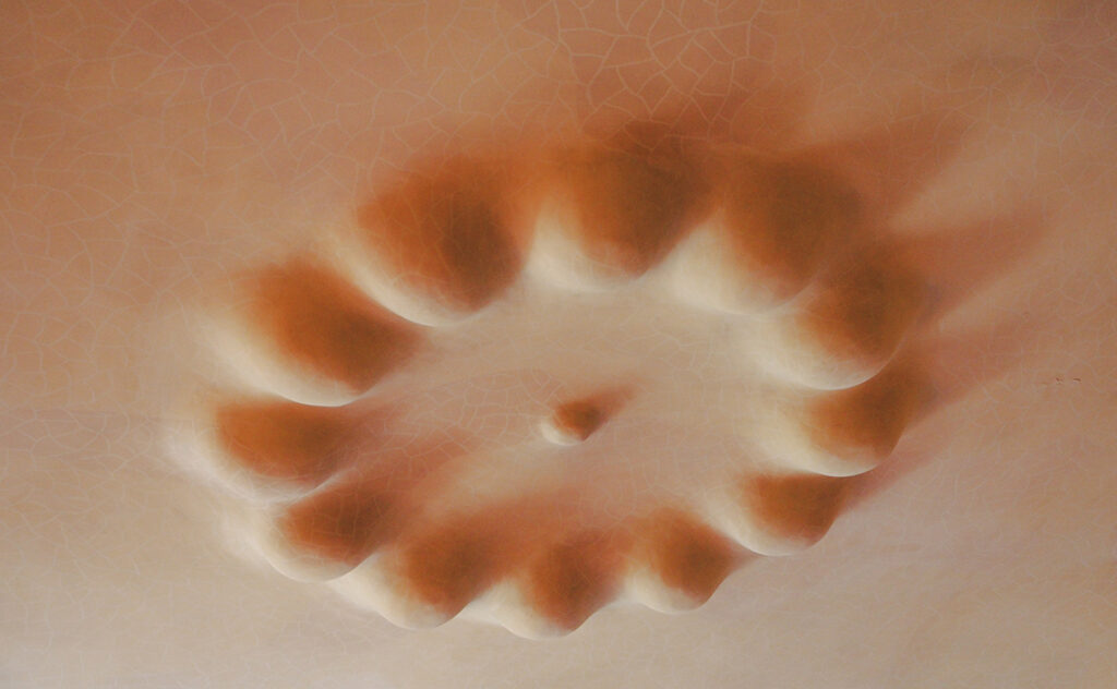 カサ・バトリョ（Casa Batllo） バルセロナ(Barcelona) 天井の中央部分に配置された石膏による渦巻き状の装飾。