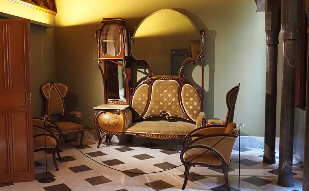 カサ・バトリョ（Casa Batllo） バルセロナ(Barcelona) 建物内に展示されている当時の家具一式