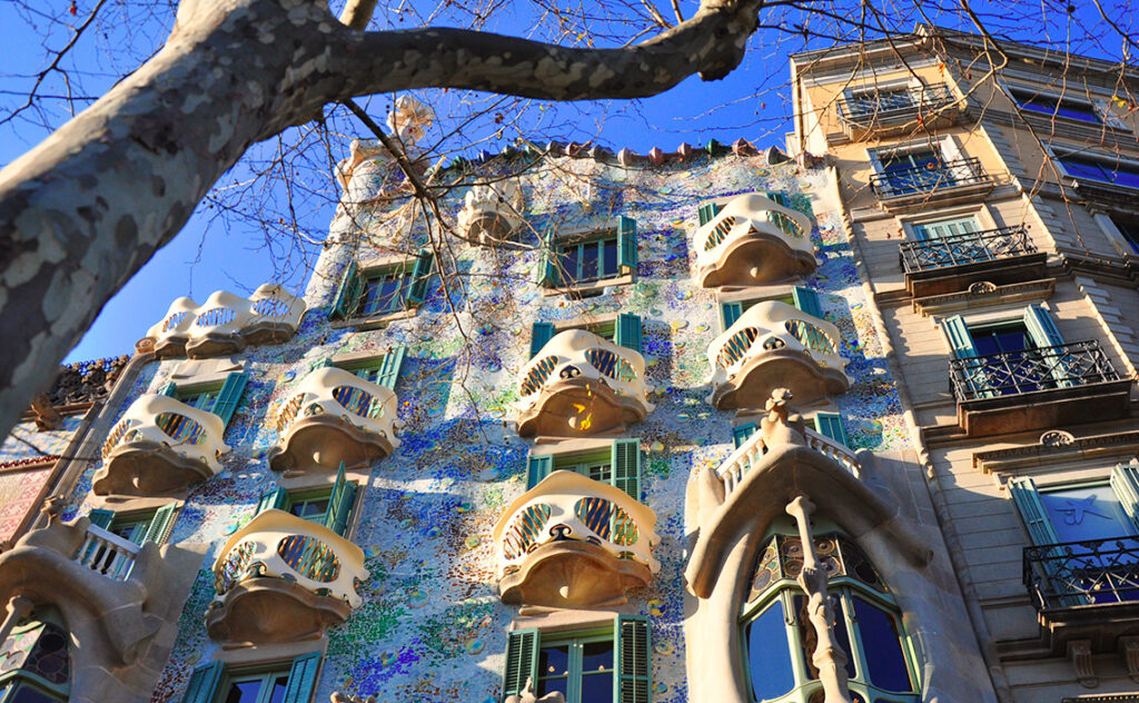 カサ・バトリョ（Casa Batllo） バルセロナ(Barcelona) 建物のファサード部分を通りから見上げた構図