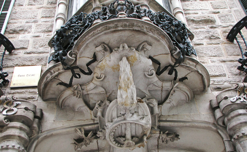 バルセロナ アントニ・ガウディ カサ・カルベット(Casa Calvet) 張り出し窓とバルコニーの底部