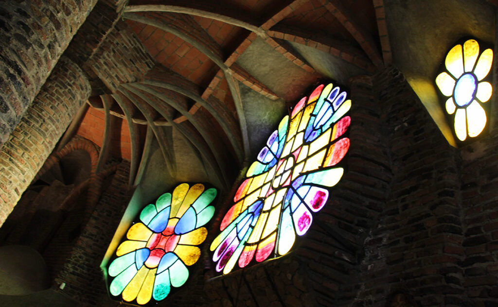バルセロナ(Barcelona) コロニア・グエル教会 クリプト（Crypt at Colònia Güell） クリプト内部のステンドグラス
