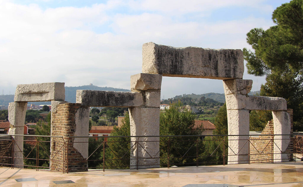 バルセロナ(Barcelona) コロニア・グエル教会 クリプト（Crypt at Colònia Güell） 屋上部に設けられた石造構造物