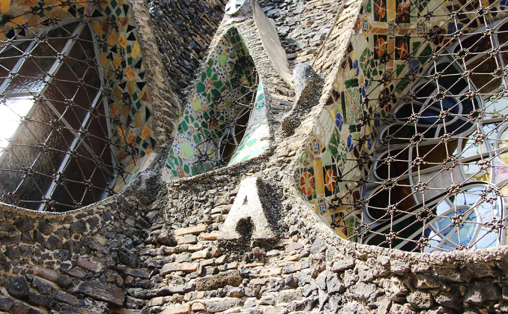 バルセロナ(Barcelona) コロニア・グエル教会 クリプト（Crypt at Colònia Güell） クリプト外壁の開口部