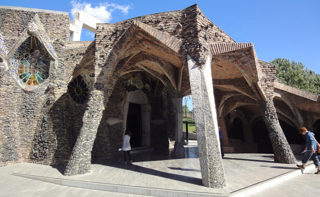 バルセロナ(Barcelona) コロニア・グエル教会 クリプト（Crypt at Colònia Güell） クリプト入口付近の外観