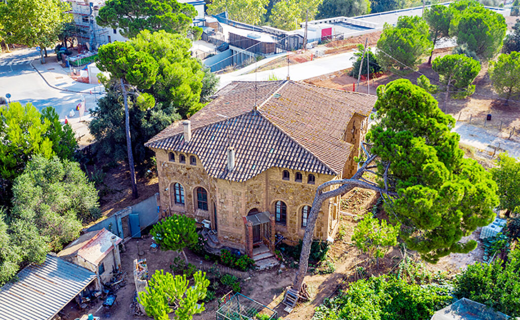 バルセロナ(Barcelona) コロニア・グエル教会 クリプト（Crypt at Colònia Güell） 未完成の傑作が秘めるガウディの実験場