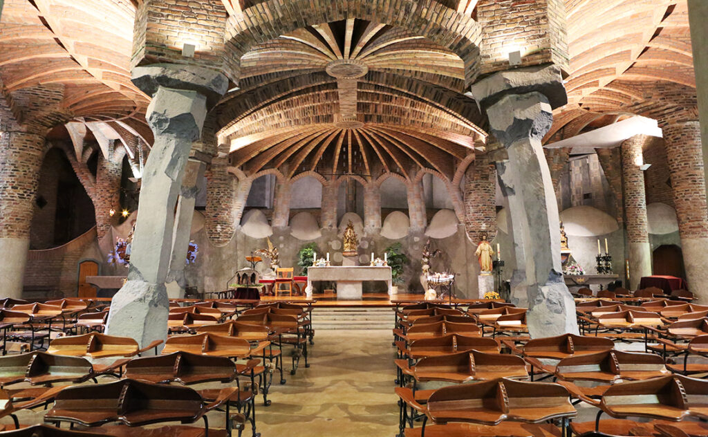 コロニア・グエル教会 クリプト（Crypt at Colònia Güell）