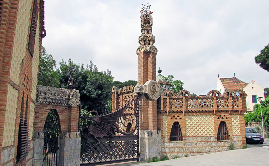 グエル・パビリオン/グエル別邸（Pavellons Güell）　グエル別邸の正門と外周部