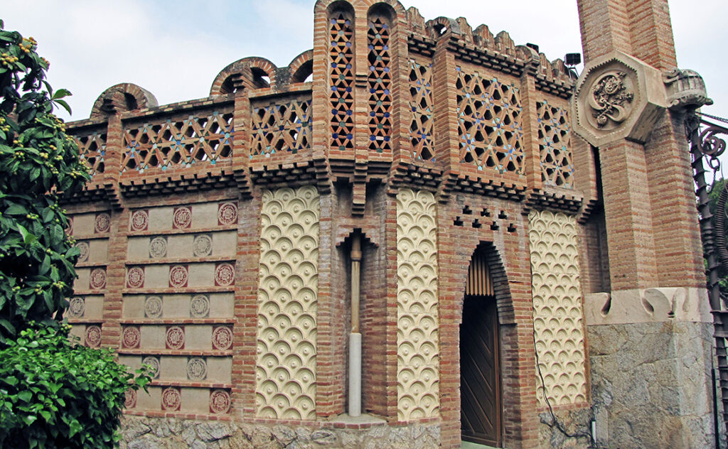グエル・パビリオン/グエル別邸（Pavellons Güell）　主要材質は煉瓦と石材で、壁面には成形煉瓦とレリーフ状装飾が規則的に配置されている