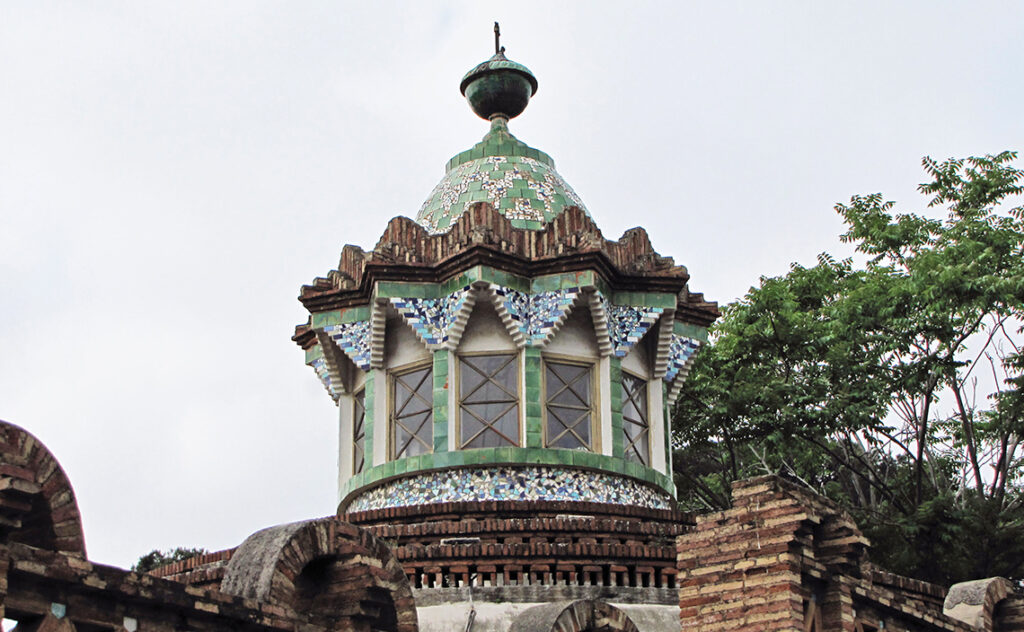 グエル・パビリオン/グエル別邸（Pavellons Güell）　敷地内建物の屋根上に設けられた装飾的構造物