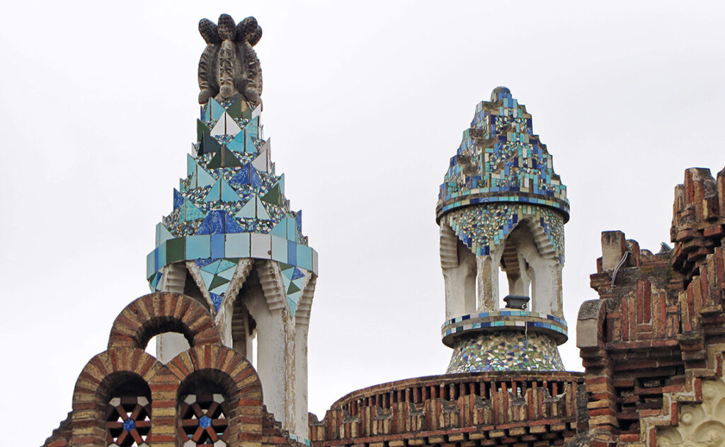 グエル・パビリオン/グエル別邸（Pavellons Güell）　2基の小塔を並べた屋上部分