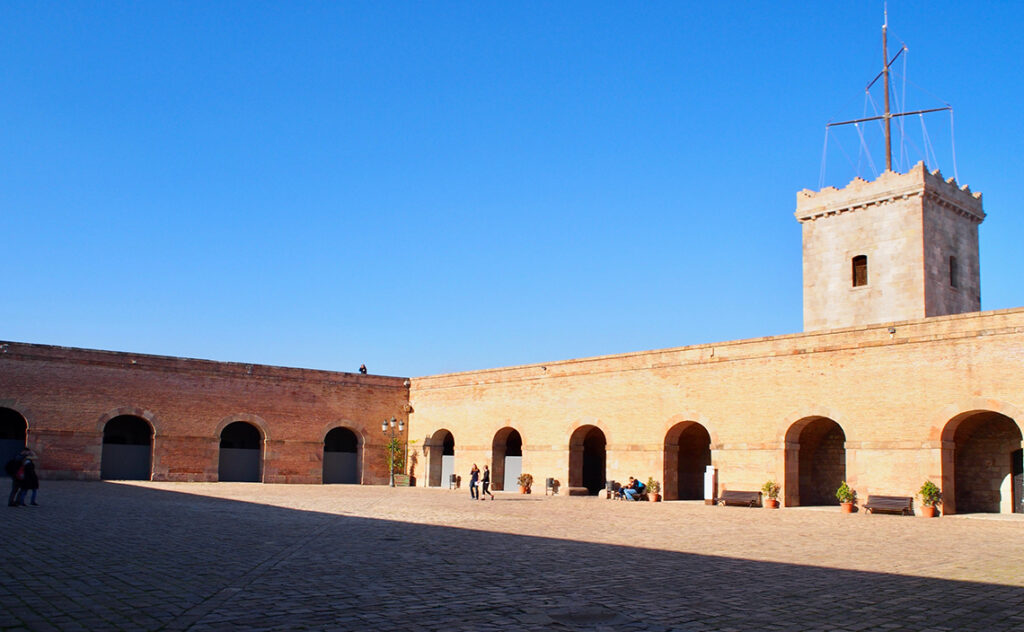 モンジュイック城(Castell de Montjuïc) 城郭の内部にある広大な中庭