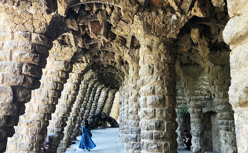 グエル公園（Parc Güell）　自然の岩場を思わせる石造りの傾斜した通路