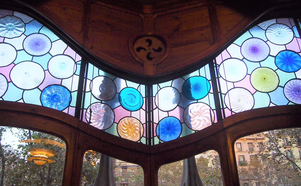 グエル公園（Parc Güell）　グエル公園の入口に建つ管理小屋の壁面に設置された、独創的な形状の窓