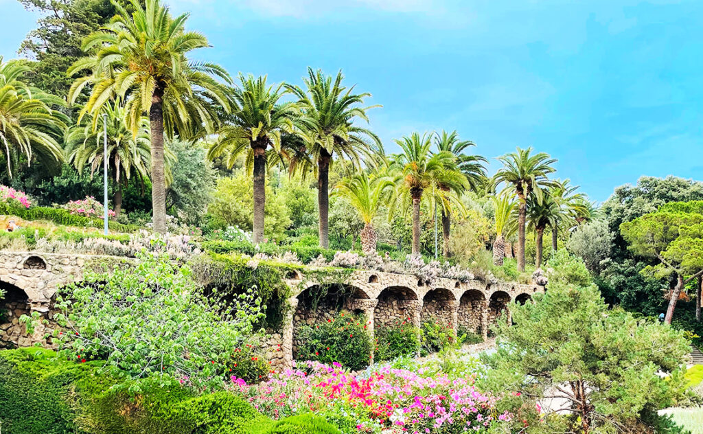 グエル公園（Parc Güell）　公園の正面入口から続く大階段の全景