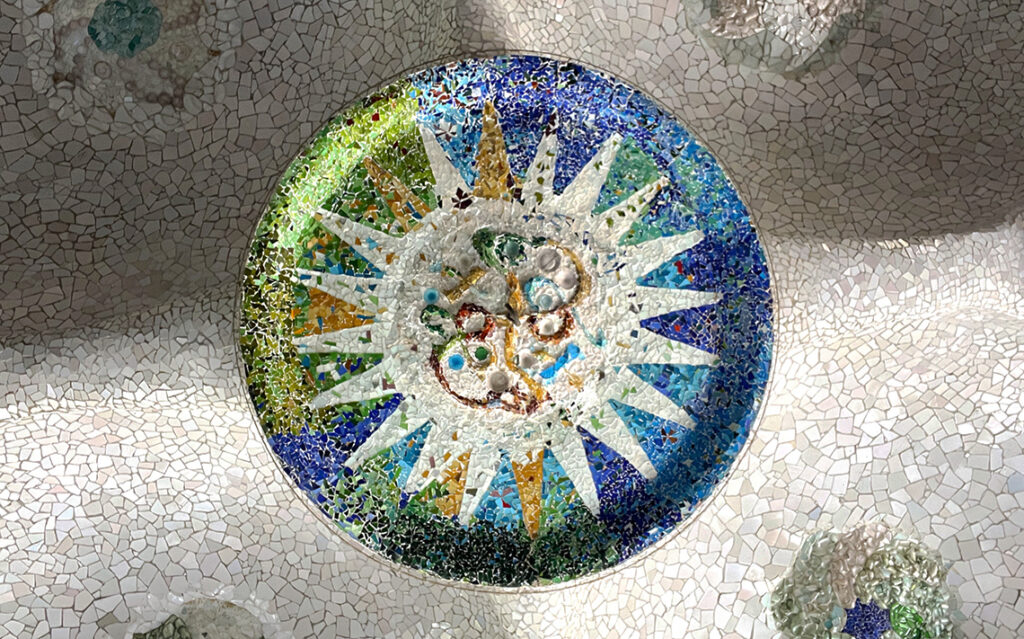 グエル公園（Parc Güell）　多目的市場の天井部分に等間隔で埋め込まれた、破砕タイルによる円盤状の装飾