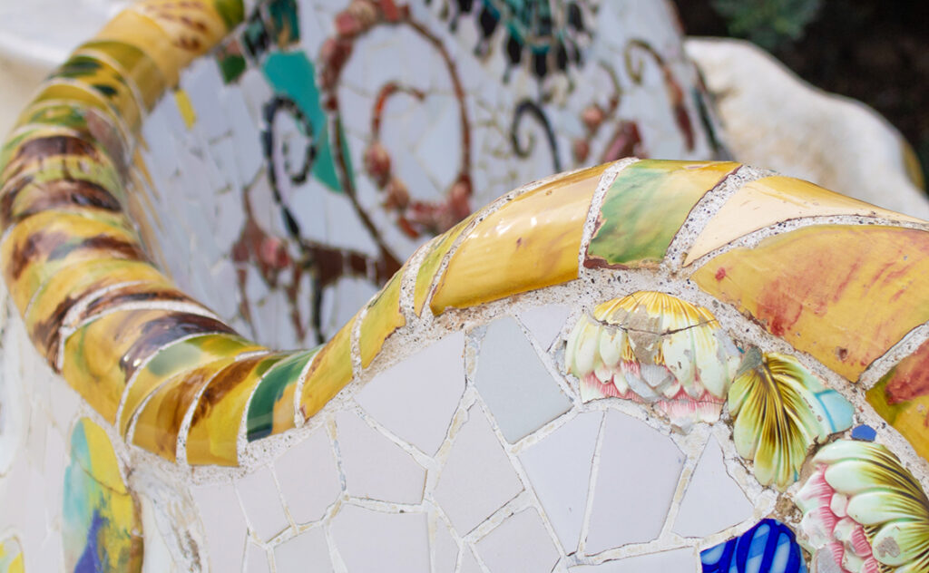 グエル公園（Parc Güell）　広場を囲む波型のベンチの背もたれ部分