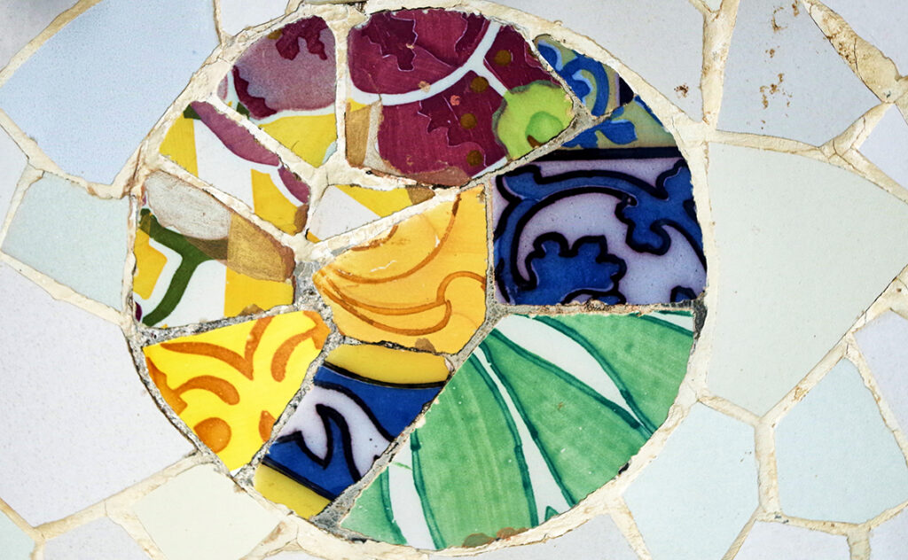 グエル公園（Parc Güell）　正面階段の途中に配置された、蛇の頭部とカタルーニャの紋章の装飾