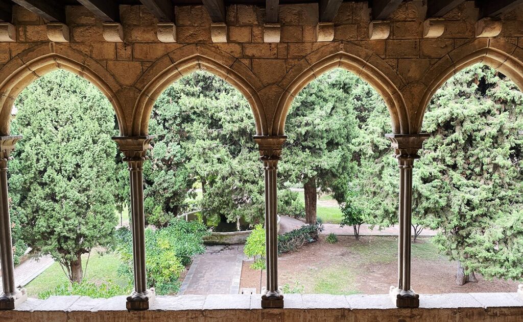 バルセロナ（Barcelona）ペドラルベス修道院（Reial Monestir de Santa Maria de Pedralbes）回廊の柱の間から中庭を眺めた風景