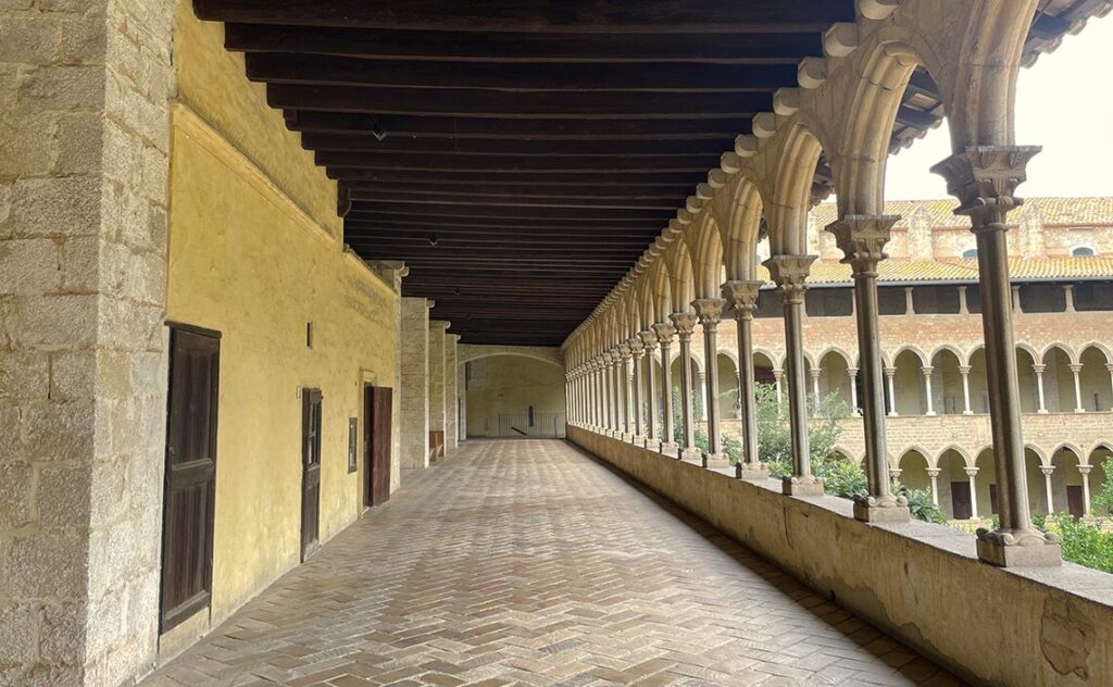 バルセロナ（Barcelona）ペドラルベス修道院（Reial Monestir de Santa Maria de Pedralbes）回廊の通路部分は広々としており、床には素焼きのタイルが敷き詰められている