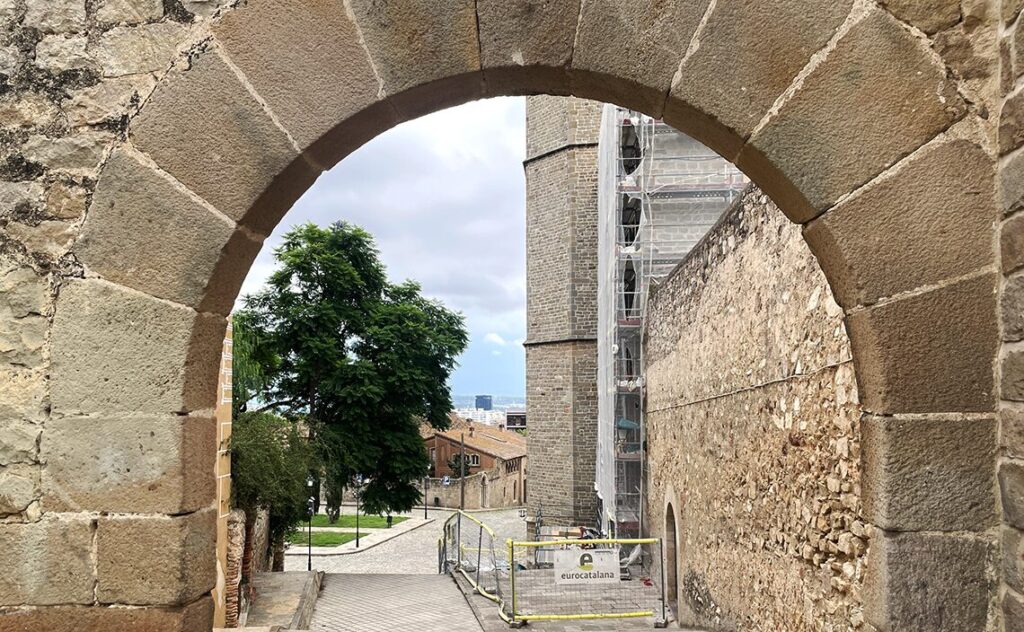 バルセロナ（Barcelona）ペドラルベス修道院（Reial Monestir de Santa Maria de Pedralbes）敷地内にある石造りの大きなアーチ越しにバルセロナの街並みを望むことができる