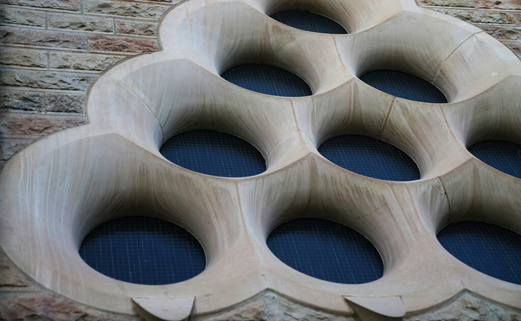 サグラダ・ファミリア（Basílica de la Sagrada Família） バルセロナ(Barcelona) 塔の側面に設けられた石造りの開口部詳細。