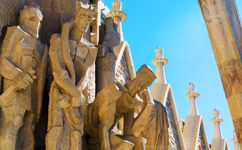 現場での即興と超写実的な彫刻工程