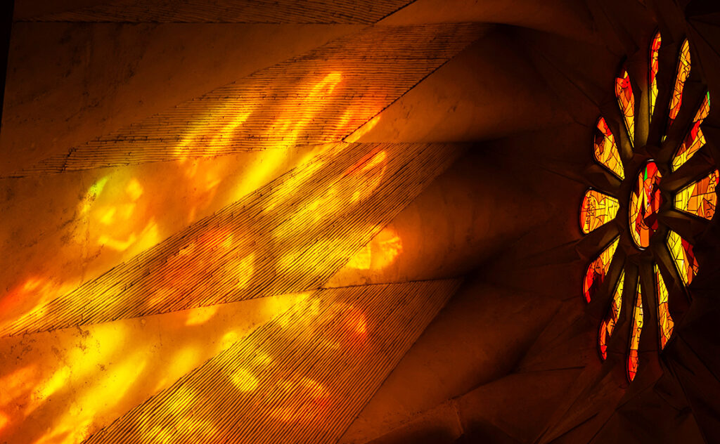 サグラダ・ファミリア（Basílica de la Sagrada Família） バルセロナ(Barcelona) 天井ヴォールトに見られる複雑な幾何学模様と光の演出。