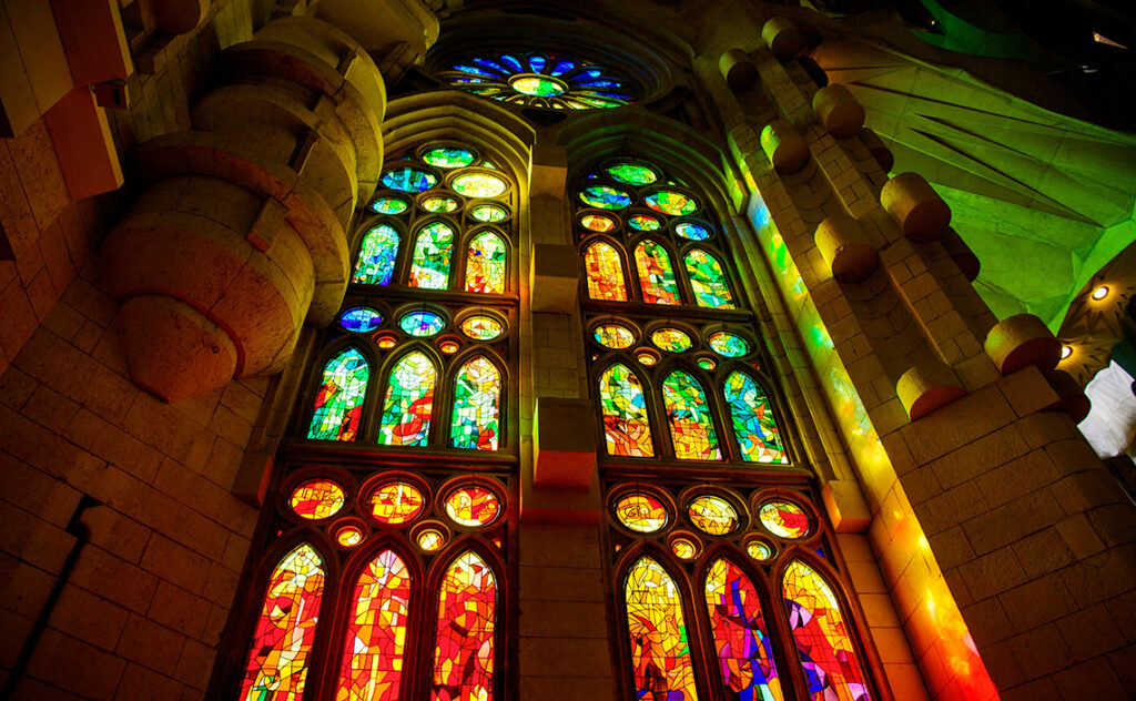サグラダ・ファミリア（Basílica de la Sagrada Família） バルセロナ(Barcelona) 受難のファサード側に設置された暖色系のステンドグラス。
