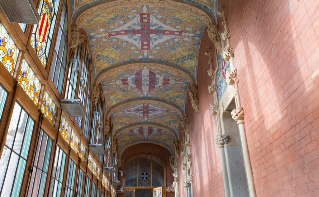 バルセロナ（Barcelona）サン・パウモダニズム区域のサン・パウ病院　天井にキリスト教の十字紋章や植物の文様がタイルで描かれた回廊